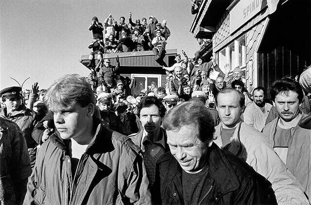 Krkonoše, 17 March 1990 - Špindlerova chata - Václav Havel leaving an unofficial meeting with Lech Walesa on the Czech-Polish border